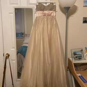 Dave & Johnny strapless crème/nude prom dress, never worn, size 3/4